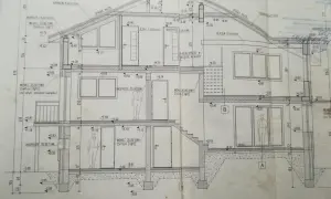 Przekrój budynku z widocznym parterem, nadprożami i stropami. Czy parter to piętro? Nie, to poziom gruntu.