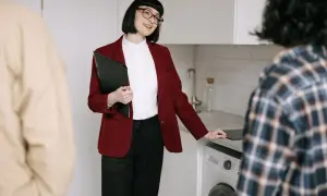 Agentka nieruchomości omawia wymeldowanie z pobytu stałego przy sprzedaży mieszkania.
