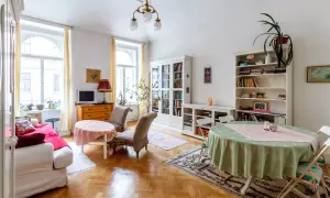 Jasne, oto propozycja:

Jasny salon z meblami, dywanami i książkami. Czy syndyk może sprzedać mieszkanie z lokatorem?