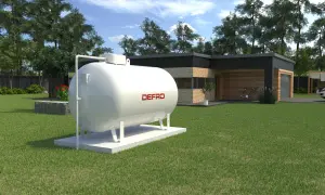 Duży biały zbiornik na gaz LPG marki DEFRO stoi na trawniku przed nowoczesnym domem.