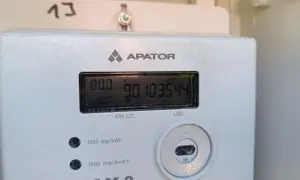 Licznik energii elektrycznej Apator z wyświetlaczem LCD. Pokazuje zużycie prądu, pomagając zrozumieć, jak obliczyć zużycie prądu urządzenia.