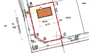 Plan działki z zaznaczonym budynkiem i granicami. Wskazuje maksymalną intensywność zabudowy, z wymiarami i oznaczeniami terenu.