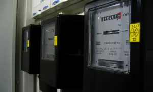 Trzy liczniki energii elektrycznej, jeden z nich pokazuje 310457.7 kWh. To może być podstawa do wyliczenia średniego rachunku za prąd w mieszkaniu.