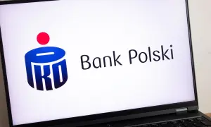 Ekran laptopa z logo PKO Banku Polskiego. Może to być związane z cesją kredytu hipotecznego PKO BP.