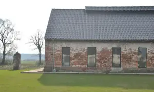 Stary budynek z cegły, dawna obora, czeka na adaptację. Czy warto przerobić dom z obory na mieszkanie?