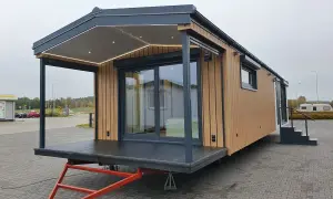 Nowoczesny domek holenderski z tarasem i oświetleniem LED. Trwa budowa domku holenderskiego, który oferuje komfortowe warunki mieszkalne.