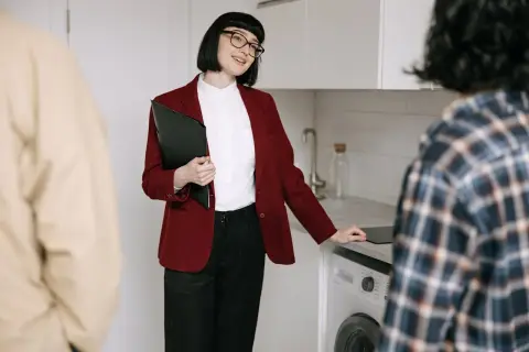 Agentka nieruchomości omawia wymeldowanie z pobytu stałego przy sprzedaży mieszkania.