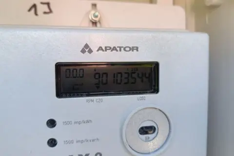 Licznik energii elektrycznej Apator z wyświetlaczem LCD. Pokazuje zużycie prądu, pomagając zrozumieć, jak obliczyć zużycie prądu urządzenia.