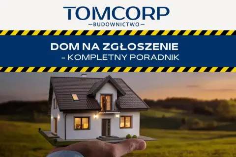 Ręka trzyma model domu na zgłoszenie. Poradnik od TOMCORP-BUDOWNICTWO.
