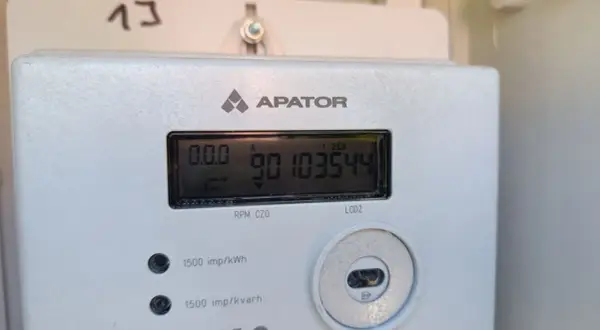 Licznik energii elektrycznej Apator z wyświetlaczem LCD. Pokazuje zużycie prądu, pomagając zrozumieć, jak obliczyć zużycie prądu urządzenia.