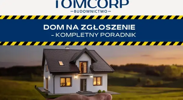 Ręka trzyma model domu na zgłoszenie. Poradnik od TOMCORP-BUDOWNICTWO.