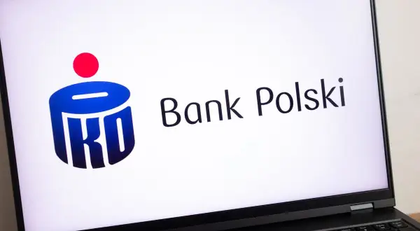 Ekran laptopa z logo PKO Banku Polskiego. Może to być związane z cesją kredytu hipotecznego PKO BP.