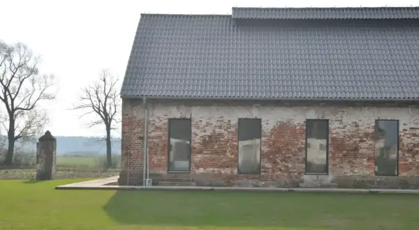 Stary budynek z cegły, dawna obora, czeka na adaptację. Czy warto przerobić dom z obory na mieszkanie?