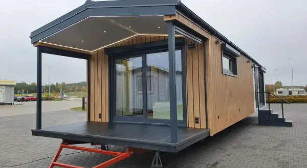 Nowoczesny domek holenderski z tarasem i oświetleniem LED. Trwa budowa domku holenderskiego, który oferuje komfortowe warunki mieszkalne.