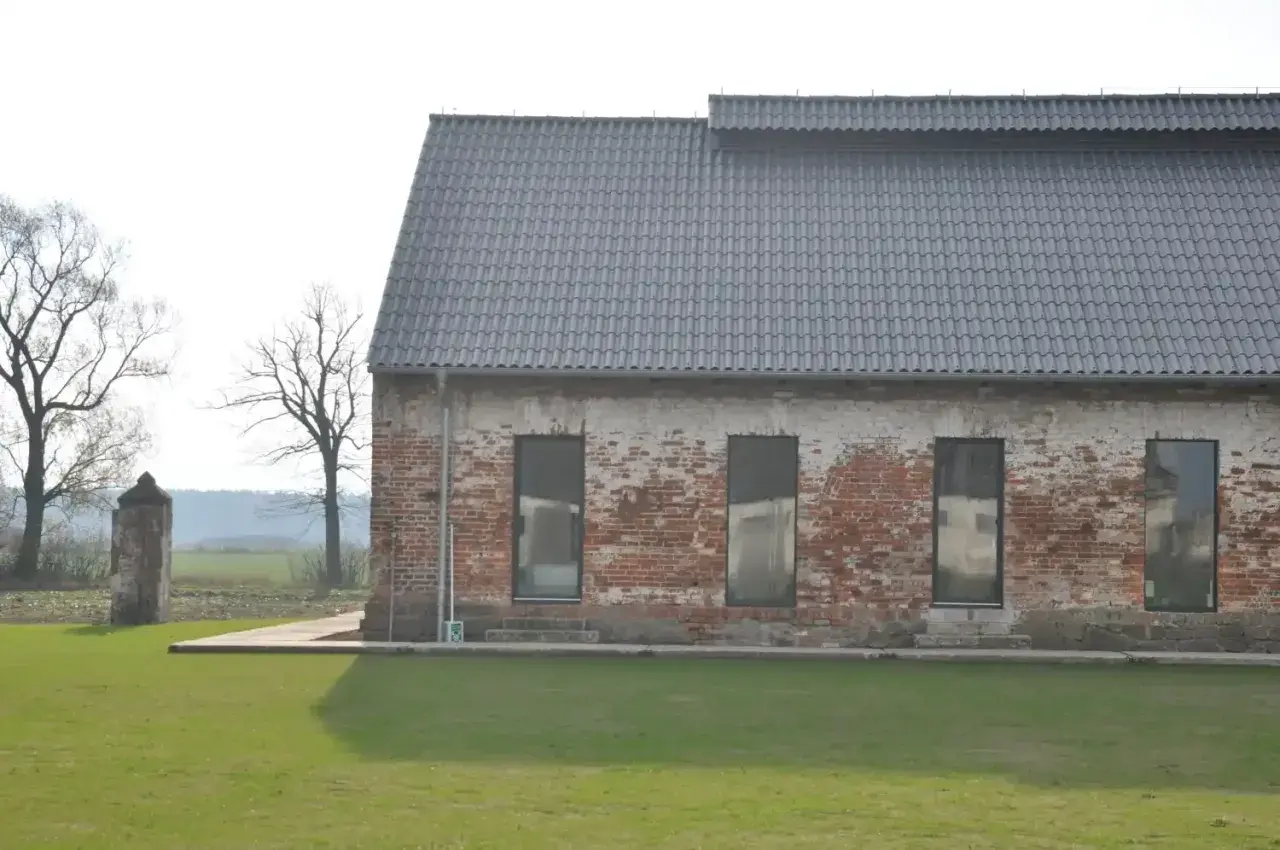 Stary budynek z cegły, dawna obora, czeka na adaptację. Czy warto przerobić dom z obory na mieszkanie?