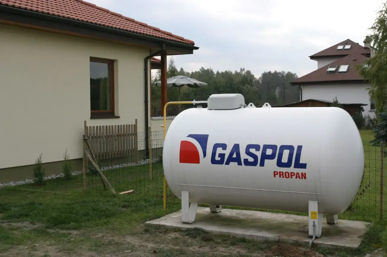 Zbiornik na propan do ogrzewania LPG przy domu.