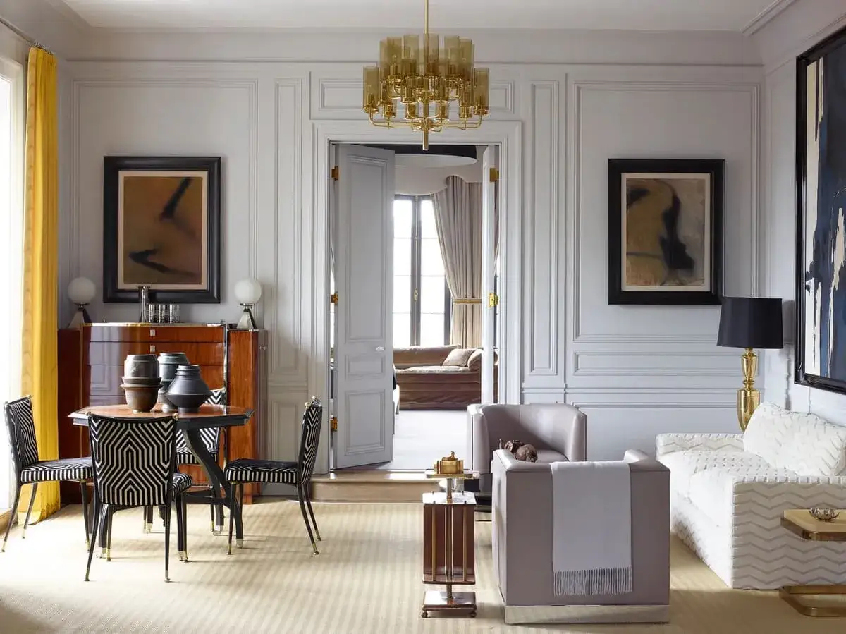 Eleganckie mieszkanie w stylu art deco z geometrycznymi wzorami, drewnianymi meblami i złotymi akcentami.