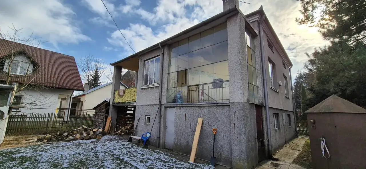 Dom z przeszkloną werandą, przygotowany do sprzedaży na mocy sądowego nakazu sprzedaży nieruchomości.