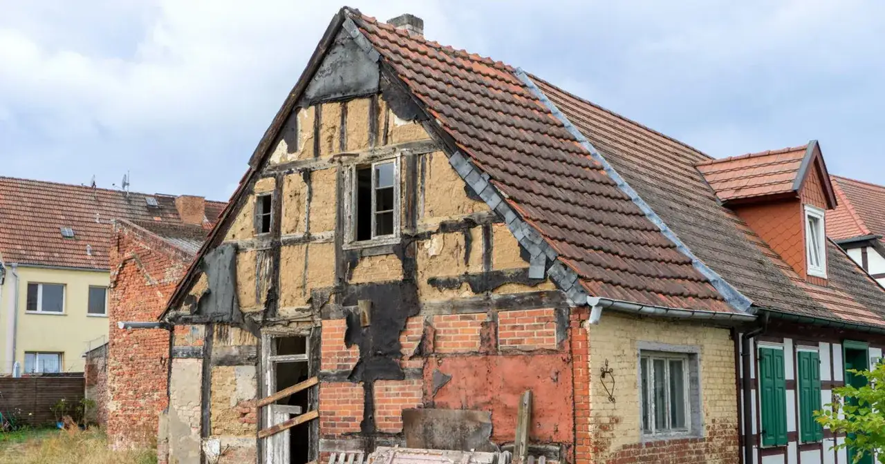 Ekspertyza budowlana starego domu z widocznymi belkami konstrukcyjnymi i ceglanymi ścianami.