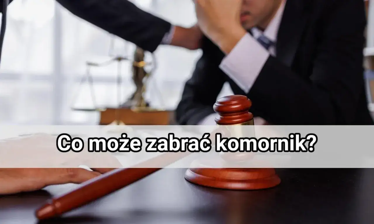 Młotek sędziowski i waga sprawiedliwości. Zastanawiasz się, co może zabrać komornik po licytacji komorniczej?