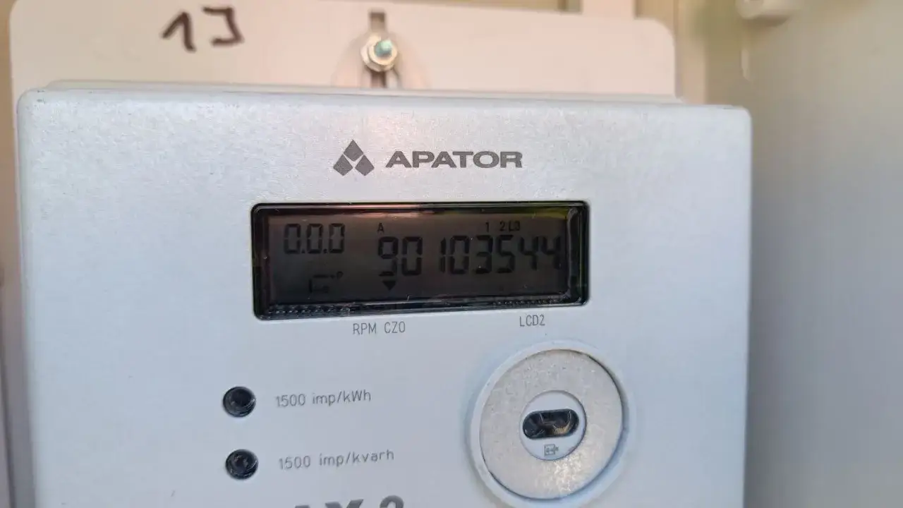 Odczyt licznika energii elektrycznej Apator. Sprawdzam, ile zużywa się prądu miesięcznie.
