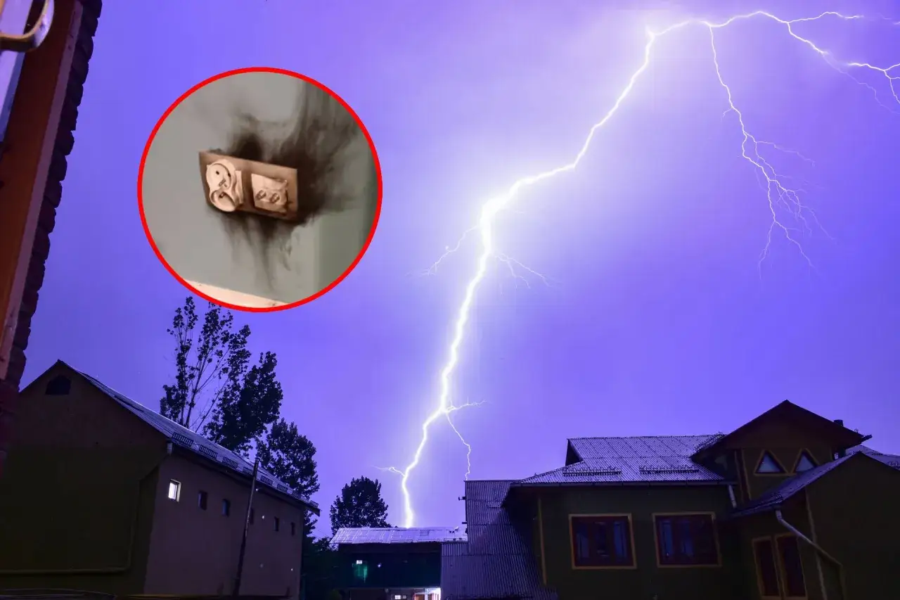 Potężne uderzenie pioruna w dom, w tle widać dymiące gniazdko elektryczne.