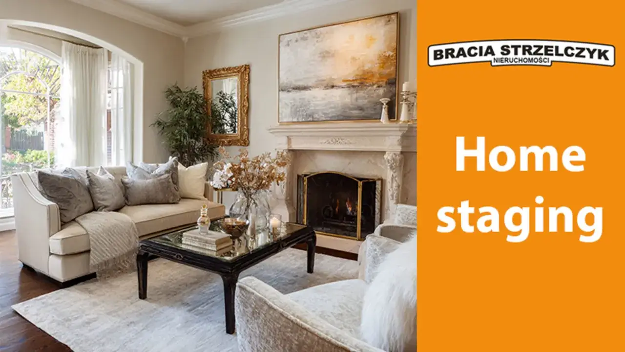 Elegancki salon z kominkiem i sofą. Zobacz, jak home staging pomoże Ci jak sprzedać mieszkanie.