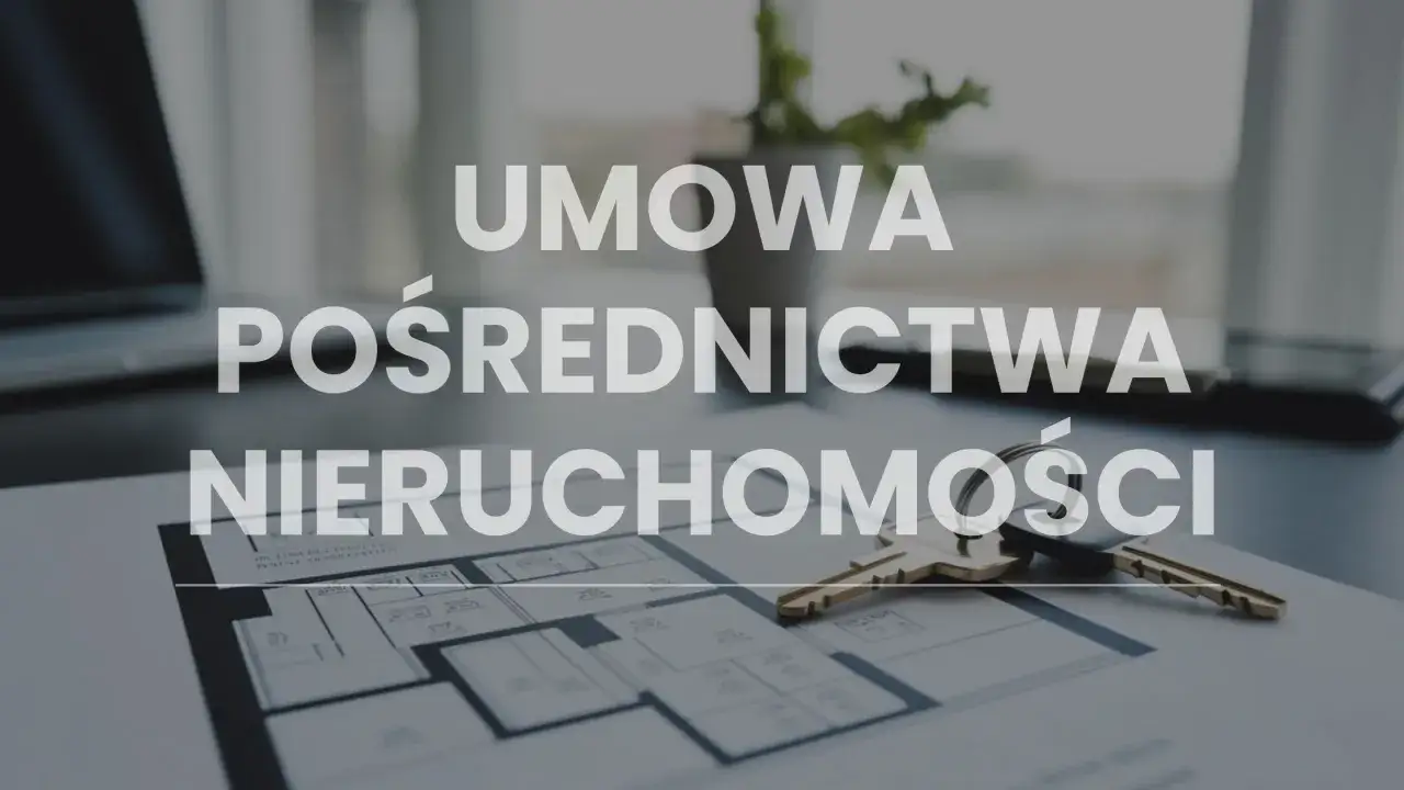 Klucze i plan mieszkania na biurku, symbolizujące umowę pośrednictwa nieruchomości i prowizję pośrednika.