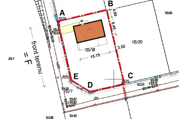 Plan działki z zaznaczonym budynkiem i granicami. Wskazuje maksymalną intensywność zabudowy, z wymiarami i oznaczeniami terenu.