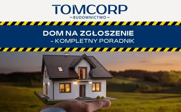 Ręka trzyma model domu na zgłoszenie. Poradnik od TOMCORP-BUDOWNICTWO.
