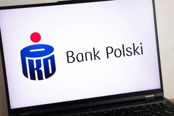 Ekran laptopa z logo PKO Banku Polskiego. Może to być związane z cesją kredytu hipotecznego PKO BP.