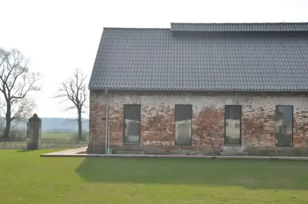 Stary budynek z cegły, dawna obora, czeka na adaptację. Czy warto przerobić dom z obory na mieszkanie?