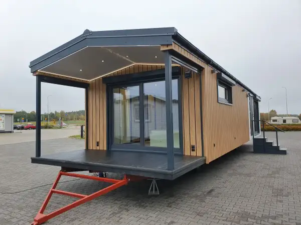 Nowoczesny domek holenderski z tarasem i oświetleniem LED. Trwa budowa domku holenderskiego, który oferuje komfortowe warunki mieszkalne.